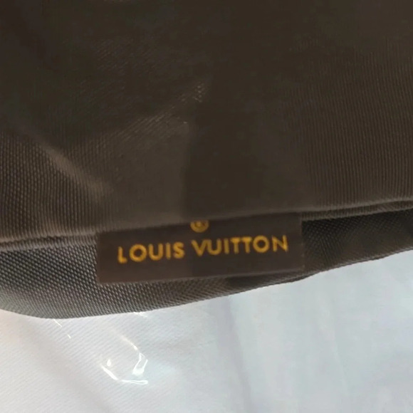 Louis Vuitton nylon garmet bag with hanger preowned - Picture 5 of 9